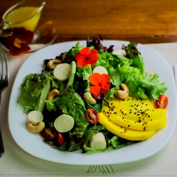 Salada Sabor Do Ser (Vegana) <img class="alignend wp-image-10087" src="https://templodoser.org/wp-content/uploads/2020/09/vegan30x32.png" alt="vegan" width="24" height="26" />
