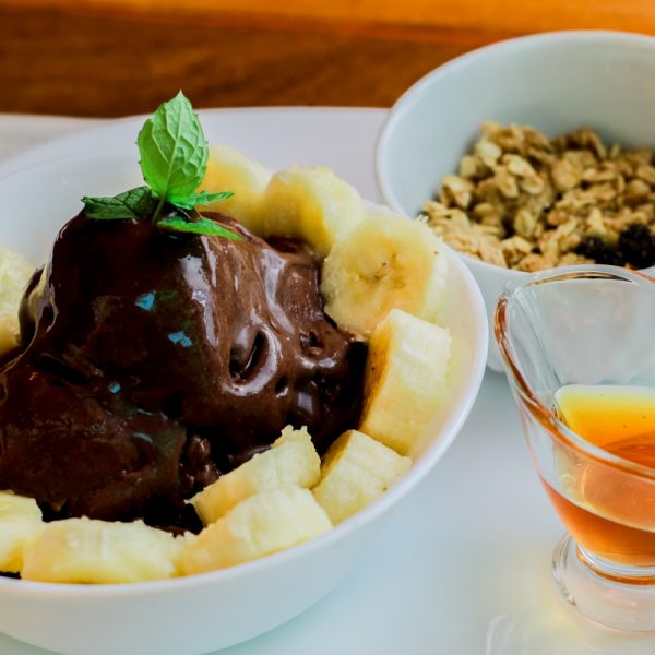 Organic Acai With Sliced ​​Banana and Granola <img class="alignend wp-image-10087" src="https://templodoser.org/wp-content/uploads/2020/09/vegan30x32.png" alt="vegan" width="24" height="26" />